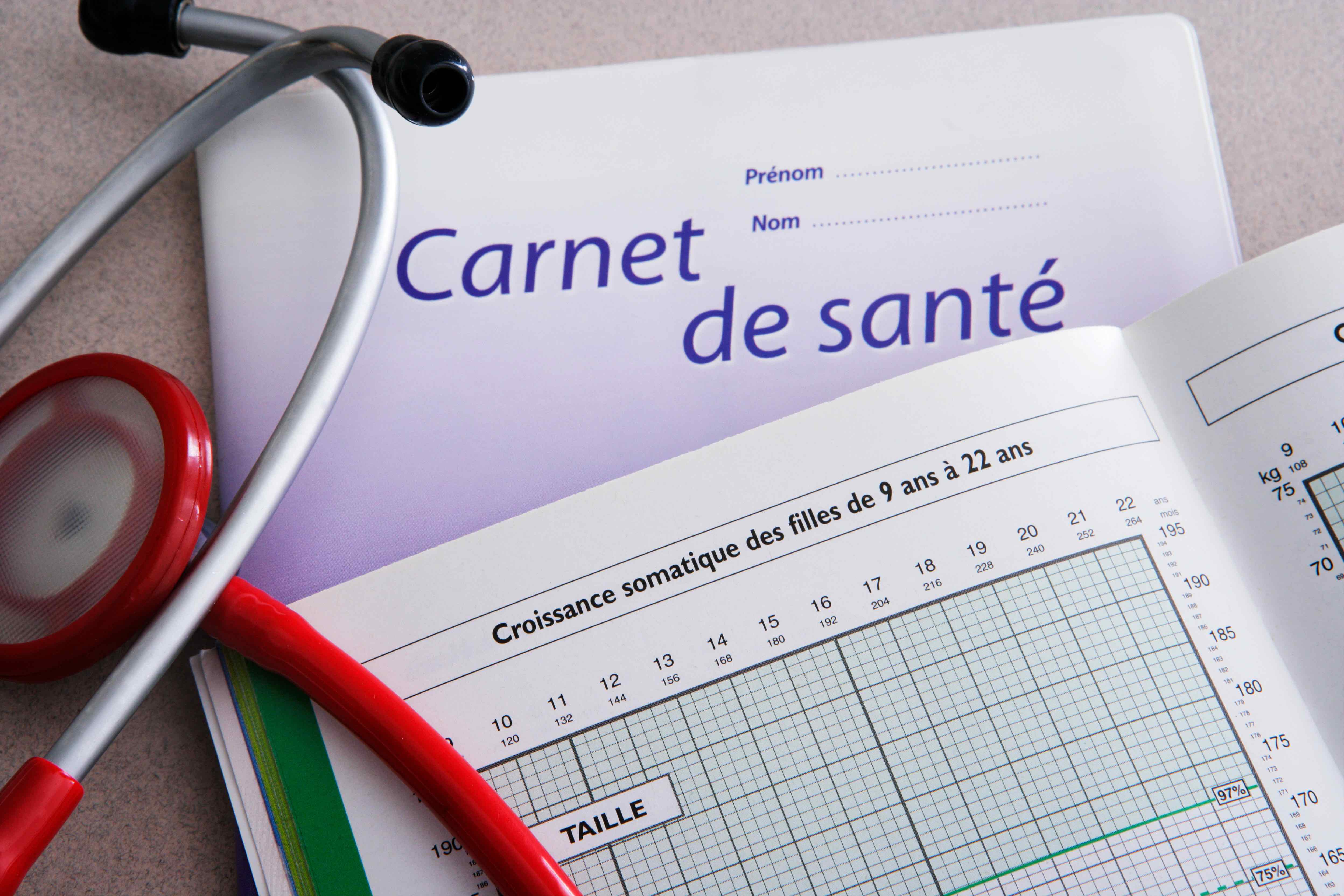 Chaque enfant reçoit un carnet de santé à la naissance. © RFBSIP